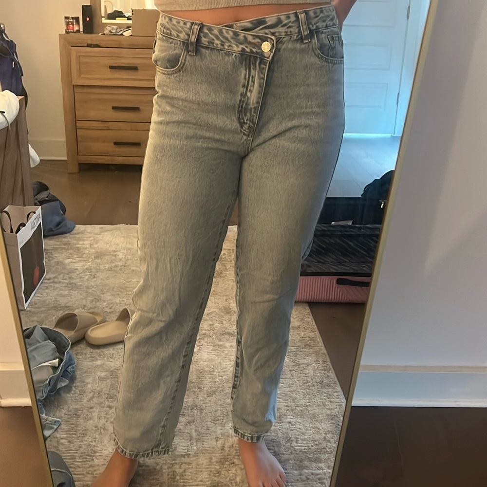 Ight washed criss cross jeans